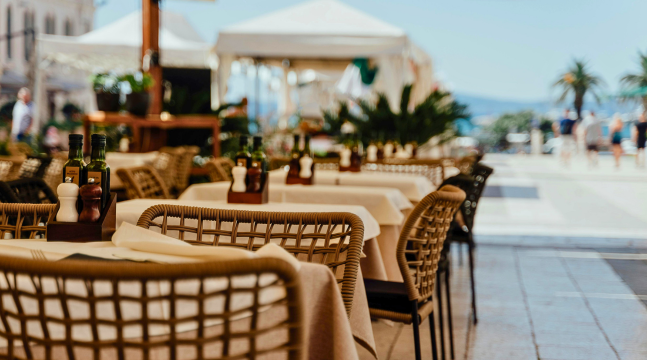 Horvát tengerparti éttermi hangulat