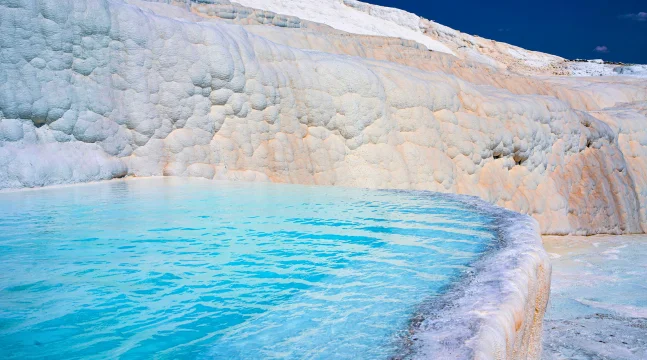 Pamukkale termálvizes és történelmi környezetének hangulata